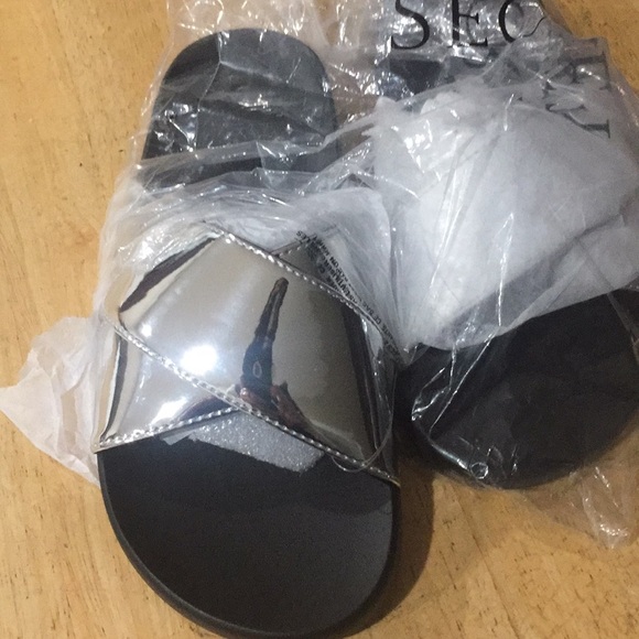 PINK Victoria's Secret Shoes - Pink 🌺Crisscross Slides🌺